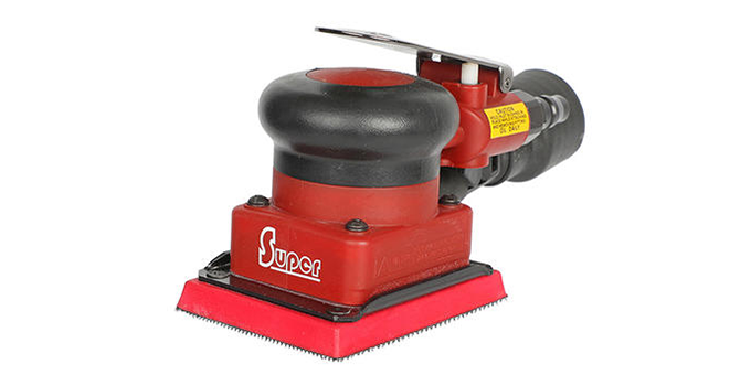 Qual é a diferença entre uma lixadeira aérea de cinto e um moedor?