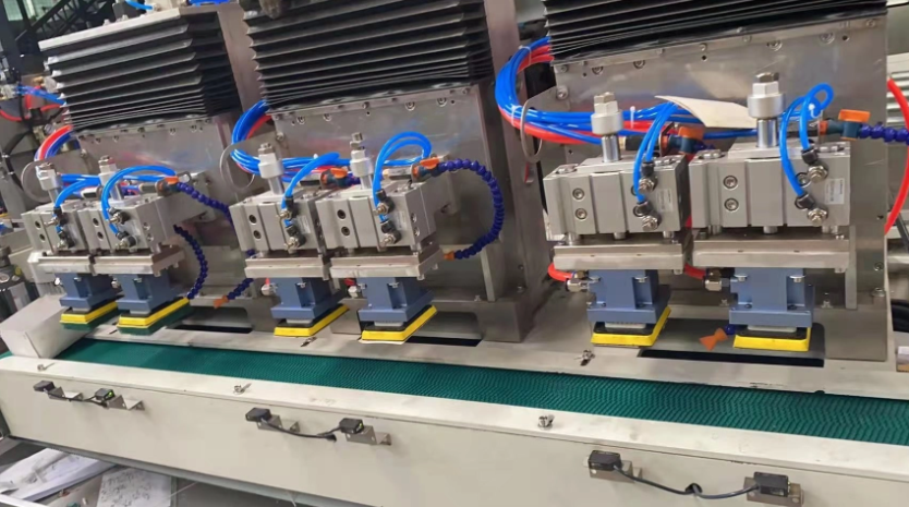 Como um fabricante de ferramentas de lixamento industrial pode ajudar a integrar lixadeiras pneumáticas com robôs?