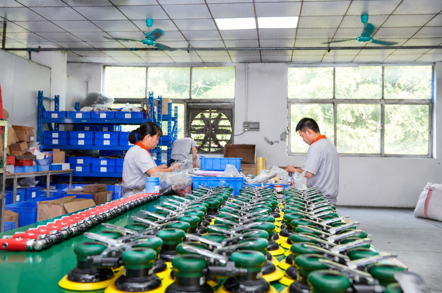 O que torna uma lixadeira elétrica profissional adequada para produção OEM?